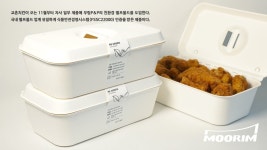 어머 뭐에 담겼길래 이렇게 바삭해교촌치킨의 변신 | 한국경제TV 어머 뭐에 담겼길래 이렇게 바삭해교촌치킨의 변신
