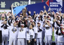LG는 29년 만에 우승…롯데는 31년째·한화는 24년째 도전만 | 한국경제 LG는 29년 만에 우승…롯데는 31년째·한화는 24년째 도전만