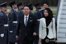尹대통령, 런던 도착…3박4일 영국 국빈방문 시작(종합) | 한국경제 尹대통령, 런던 도착…3박4일 영국 국빈방문 시작(종합)