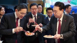이재용 사장님, 어묵 국물 좀…기업 총수들의 떡볶이 먹방 | 한국경제 이재용 사장님, 어묵 국물 좀…기업 총수들의 떡볶이 먹방 [사진 issue]