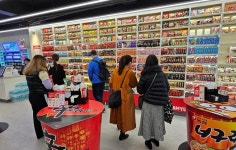 외국인 관광객 성지 됐다…CU의 특별한 실험 돌풍 | 한국경제 외국인 관광객 성지 됐다…CU의 특별한 실험 돌풍 [송영찬의 신통유통]