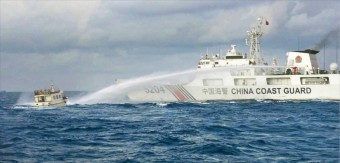 남중국해 일촉즉발’…필리핀 선박에 물대포 쏘는 中해경 | 한국경제 [포토] 남중국해 ‘일촉즉발’…필리핀 선박에 물대포 쏘는 中해경