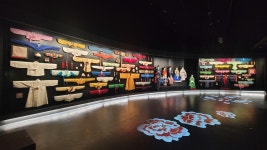 벽면 가득 채운 한복의 멋…국립대구박물관 복식문화실 새 단장 | 한국경제 벽면 가득 채운 한복의 멋…국립대구박물관 복식문화실 새 단장