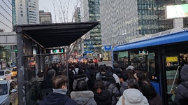 그냥 보낸 버스만 7대…6시 칼퇴해도 1시간 기다린다 분노 [현장+] | 한국경제TV 그냥 보낸 버스만 7대…6시 칼퇴해도 1시간 기다린다 분노... 