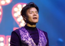 형 믿고 100주 샀어요…박진영, JYP 50억 줍줍 뜨거운 반응 | 한국경제 형 믿고 100주 샀어요…박진영, JYP 50억 줍줍 뜨거운 반응