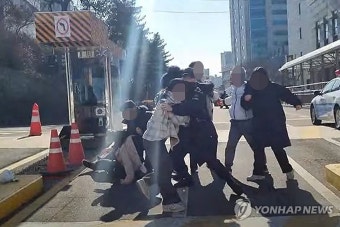 경찰 출석 서해순, 할복자살 언급하며 혐의 부인 故 김광석과 이혼하겠다 | 한국경제 '경찰 출석' 서해순, 할복자살 언급하며 혐의 부인 