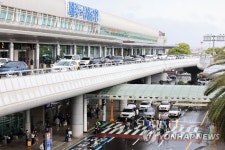 제주공항 보안 CCTV로 근태 확인…인권위 진정 | 한국경제 제주공항 보안 CCTV로 근태 확인…인권위 진정