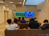 경남 진주서 왔는데 병원 통보에… 암 수술 앞두고 울분 | 한국경제 경남 진주서 왔는데 병원 통보에… 암 수술 앞두고 울분 [현장+]