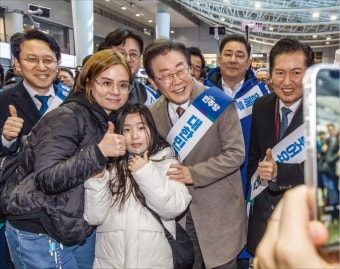 연탄 봉사 간 한동훈, 용산역 간 이재명…與野, 설 민심 잡기 총력 | 한국경제 [포토] 연탄 봉사 간 한동훈, 용산역 간 이재명…與野, 설 민심 잡기...