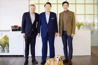 윤 대통령 넷플릭스 대표·오겜2’ 이정재와 오찬…K콘텐츠 투자 늘려달라” | 한국경제 [포토] 윤 대통령 넷플릭스 대표·‘오겜2’ 이정재와...
