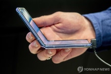 애플, 결국 삼성폰 따라가나…IT전문매체 접는 아이폰 개발중 | 한국경제 애플, 결국 삼성폰 따라가나…IT전문매체 접는 아이폰 개발중