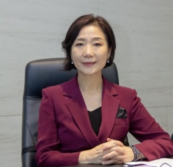 톡톡첫 페이스북 신발끈 다시 메겠다고 올린 오영주 장관 | 한국경제TV 톡톡첫 페이스북 신발끈 다시 메겠다고 올린 오영주 장관