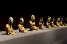 95년만에 만나는 백제의 미소, 잊힌 여성들을 비추다 | 한국경제 95년만에 만나는 백제의 미소, 잊힌 여성들을 비추다