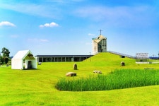 작고 여린 것 비추리김대건 신부가 걸은 버그내 순례길 | 한국경제 작고 여린 것 비추리김대건 신부가 걸은 버그내 순례길