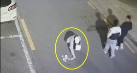 골목길에 떨어진 돈다발…CCTV에 포착된 여고생 반응 | 한국경제 골목길에 떨어진 돈다발…CCTV에 포착된 여고생 반응 [영상]