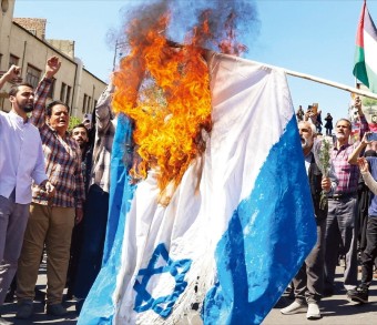 이스라엘 국기 불태우는 이란 | 한국경제 [포토] 이스라엘 국기 불태우는 이란