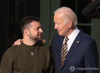 젤렌스키, 바이든에 감사…미국-우크라 안보협정 논의 시작 | 한국경제 젤렌스키, 바이든에 감사…