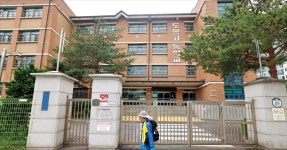 인구 절벽에 서울까지 폐교 공포…전국 367개 학교 버려졌다 | 한국경제 인구 절벽에 서울까지 폐교 공포…전국 367개 학교 버려졌다