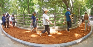 포토 황톳길 맨발로 걸으며 힐링하세요 | 한국경제TV 포토 황톳길 맨발로 걸으며 힐링하세요