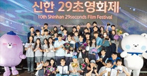 0과 1 디지털에 갇힌 청춘들…훌쩍 떠나고픈 마음 쏟아냈다 | 한국경제TV 0과 1 디지털에 갇힌 청춘들…훌쩍 떠나고픈 마음 쏟아냈다