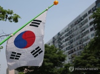 태극기 없는 현충일…춘천 공공기관 조기 게양률 55% 그쳐 저조 | 한국경제 태극기 없는 현충일…춘천 공공기관 조기 게양률 55% 그쳐 저조