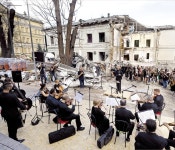 우크라 아동병원 희생자를 위한 음악회 | 한국경제 [포토] 우크라 아동병원 희생자를 위한 음악회 