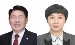 영동군의회, 신형광 의장·김은하 부의장 선출 | 한국경제 영동군의회, 신형광 의장·김은하 부의장 선출