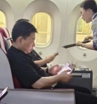 화웨이 세계 첫 트리폴드폰 실물 포착…관련주 폭등 | 한국경제 화웨이 세계 첫 트리폴드폰 실물 포착…관련주 폭등 [조아라의 차이나스톡]