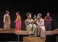 해외에서도 인정받은 코러스 연극의 정석, 국립극단 <배소고지 이야기; 기억의 연못> | 한국경제 해외에서도 인정받은 코러스 연극의 정석... 