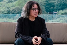 말보다 영화로 보여주는 것이 더 많은, 이와이 슌지 감독 | 한국경제 말보다 영화로 보여주는 것이 더 많은, 이와이 슌지 감독