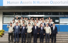 한덕수 국무총리 경주 뿌리기업 한호산업 방문해 지원책 모색 | 한국경제TV 한덕수 국무총리 경주 뿌리기업 한호산업 방문해 지원책 모색