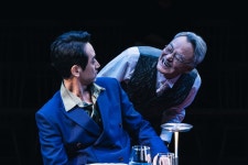 털어서 먼지 안 나는 사람은 없다…연극 트랩 | 한국경제 털어서 먼지 안 나는 사람은 없다…연극 트랩