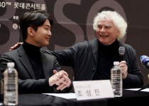 사이먼 래틀 조성진이 칭찬 알레르기가 있는 건 잘 알죠 | 한국경제 사이먼 래틀 조성진이 칭찬 알레르기가 있는 건 잘 알죠