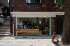 무당들 살았던 오래된 주택가에, 창이 작은 카페가 있다 | 한국경제 무당들 살았던 오래된 주택가에, 창이 작은 카페가 있다