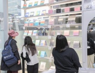 엔터 특화 편의점이 온다! CU, 홍대에 뮤직 라이브러리’ 오픈 | 한국경제 엔터 특화 편의점이 온다! CU, 홍대에 ‘뮤직 라이브러리’ 오픈
