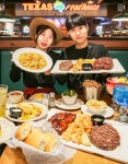 현대그린푸드 텍사스 로드하우스’에서 패밀리 세트’를 즐겨보세요~! | 한국경제 현대그린푸드 ‘텍사스 로드하우스’에서 ‘패밀리 세트’를... 