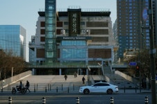 그들의 계단은 어떻게 무대가 되는가 | 한국경제 그들의 계단은 어떻게 무대가 되는가  