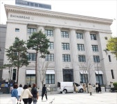90살 은행, 샤넬 부티크 변신…신세계 명동타운 완성 | 한국경제 90살 은행, 샤넬 부티크 변신…신세계 명동타운 완성