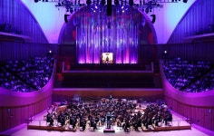 소리와 빛으로 쌓아올린 클래식 우주 | 한국경제 소리와 빛으로 쌓아올린 클래식 우주