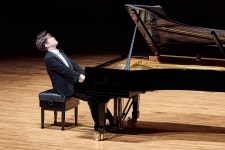 고요와 몰입, 조성진과 청중이 함께 만든 하나의 경험 | 한국경제 고요와 몰입, 조성진과 청중이 함께 만든 하나의 경험