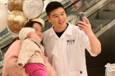 日언론도 감탄한 이장우 호두과자…대박나더니 깜짝 근황 | 한국경제 日언론도 감탄한 이장우 호두과자…대박나더니 깜짝 근황