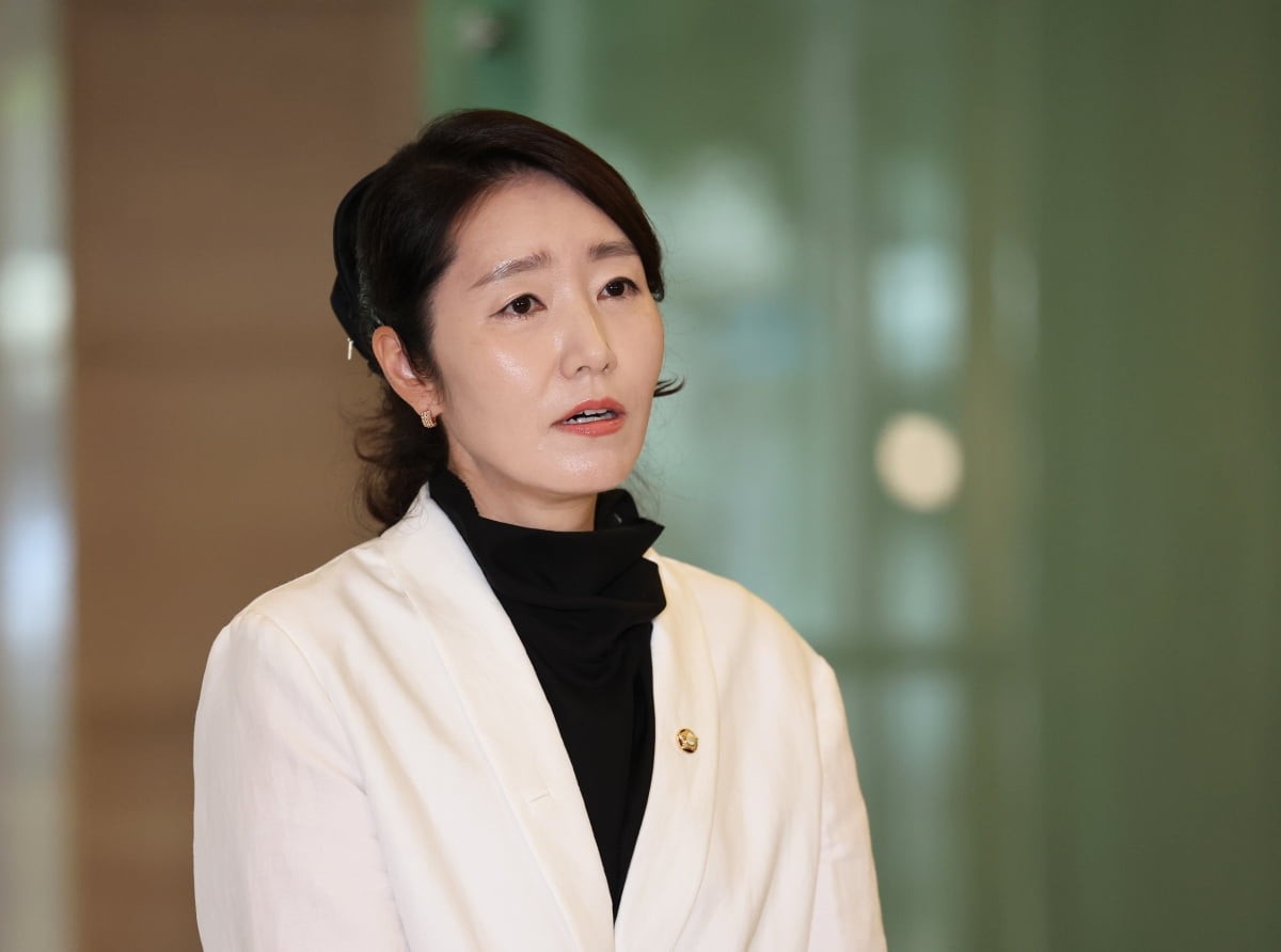 여야 대립 속 강선우 여성가족부 장관 후보자 청문회 파행.. 망가진 변기 비데 문제 논란