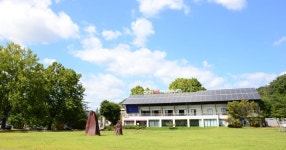 담 없는 미술관, 영천 폐교 미술관의 전해지지 않은 문장들’ | 한국경제 담 없는 미술관, 영천 폐교 미술관의 ‘전해지지 않은 문장들’