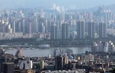 우리 할머니가 중학생 됐다고 아파트 준대…1.5조 대이동 | 한국경제TV 우리 할머니가 중학생 됐다고 아파트 준대…1.5조 대이동