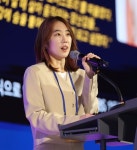 AI 영화감독 영상에 생명력 불어넣는 건 인간 | 한국경제 글로벌 12관왕 AI 영화감독 영상에 생명력 불어넣는 건 인간 [글로벌인재포럼 2025]