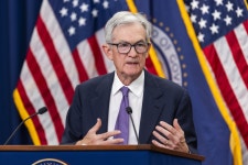 Fed, 기준금리 0.25%p 인하…파월 노동시장 둔화, 인플레 여전히 높아” | 한국경제 Fed, 기준금리 0.25%p 인하…파월 “노동시장 둔화... 