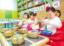 떡국 만들어요 | 한국경제 [포토] 떡국 만들어요 