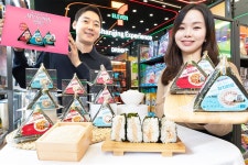 세븐일레븐, 삼각김밥 전면 리뉴얼…데우지 않는 올 뉴 삼각김밥 출시 | 한국경제 세븐일레븐, 삼각김밥 전면 리뉴얼…데우지 않는 올 뉴... 