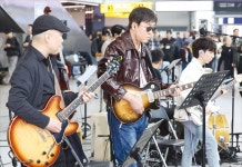 문화가 있는 날 확대 첫날…최휘영 장관의 깜짝 버스킹 | 한국경제 [포토] 문화가 있는 날 확대 첫날…최휘영 장관의 깜짝 버스킹