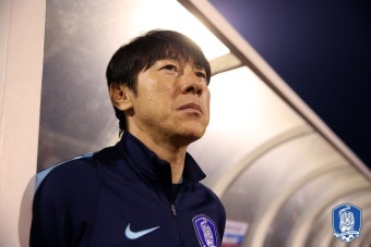 KFA | 대한축구협회 신태용 감독 '첫 시도한 스리백, 선수들이 잘 해냈다'